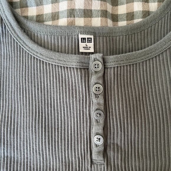 Uniqlo Ribbed Cropped Henley Tank - Picture 2 of 4